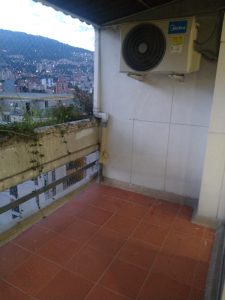 Modulos separados con divisiones en vidrio opaco dentro de oficina 10 piso sistema coworking fijo