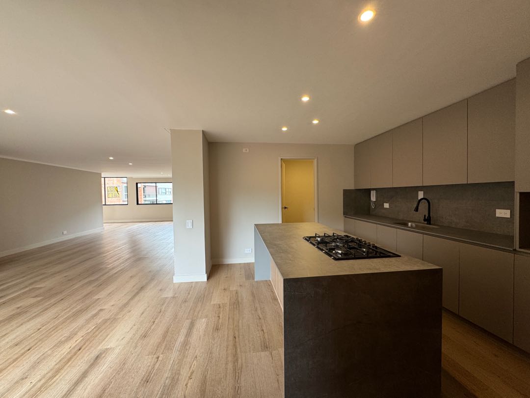 Alquiler apartamento remodelado. El Poblado, Alejandría.