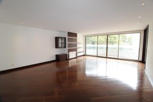 Apto Rosales: 174m2, balcón, 3 cuartos, 3.5 baños y 3 parqueaderos