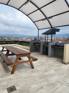 Apto Las Villas: 50m2, 1 cuarto, 1 baño y 2 parqueaderos