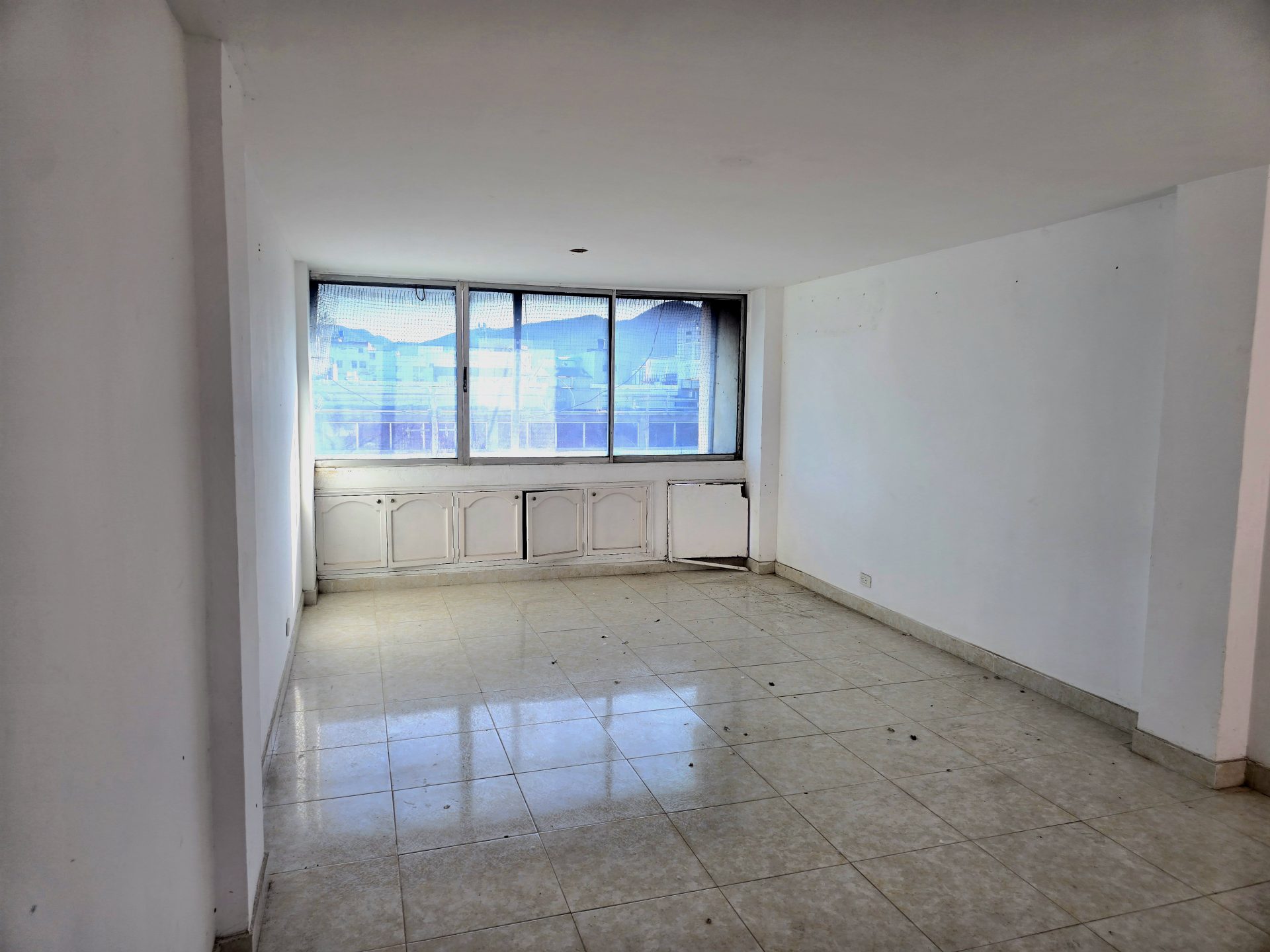 Arriendo oficina amplia- Ceballos