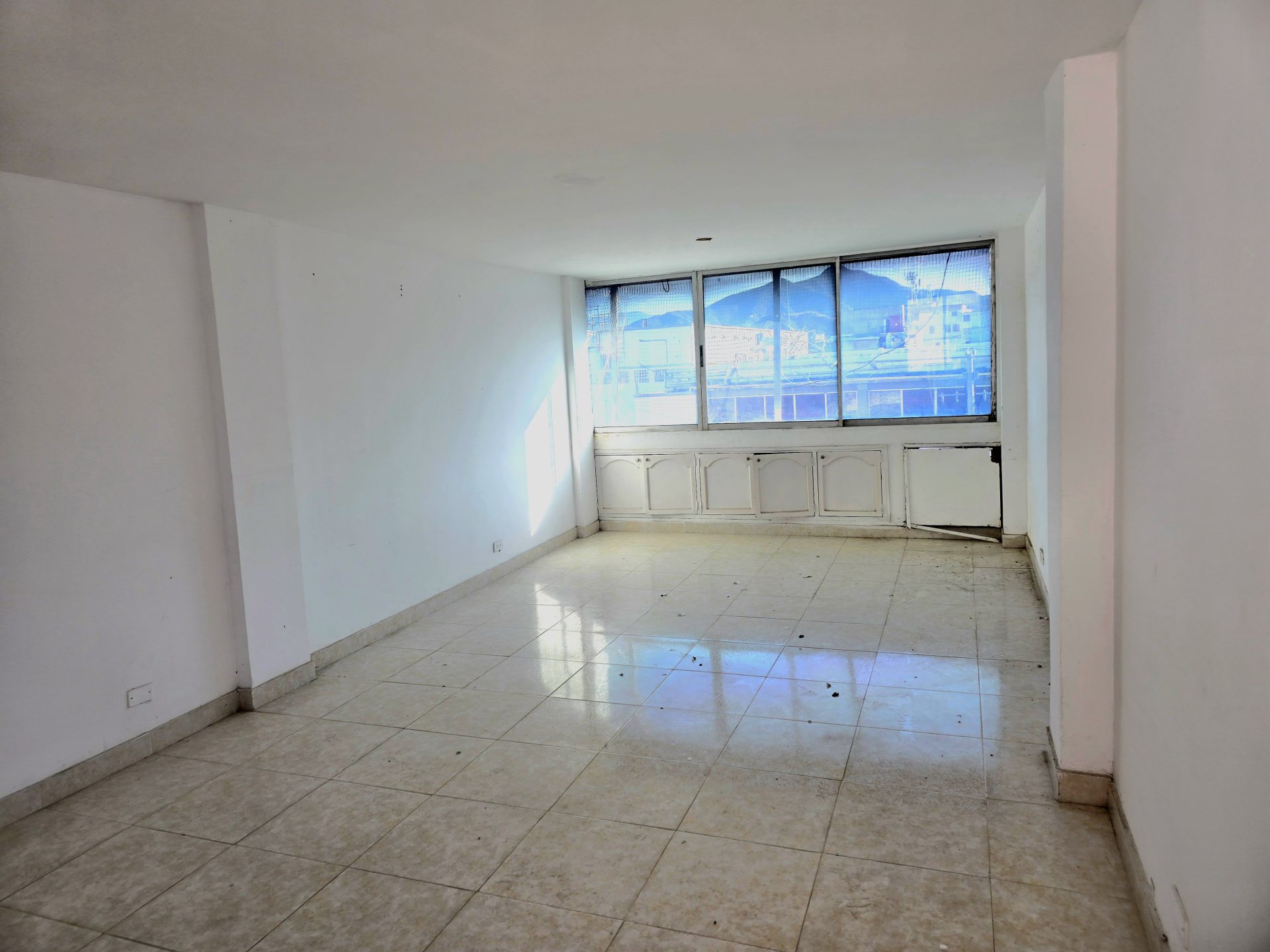 Arriendo oficina amplia- Ceballos
