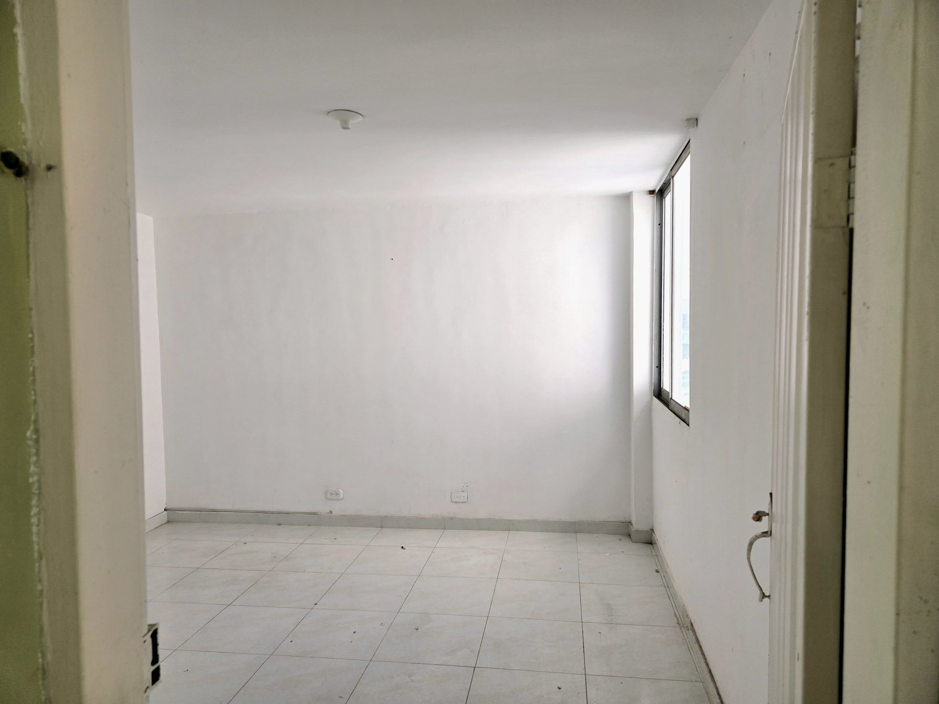 Arriendo oficina amplia- Ceballos