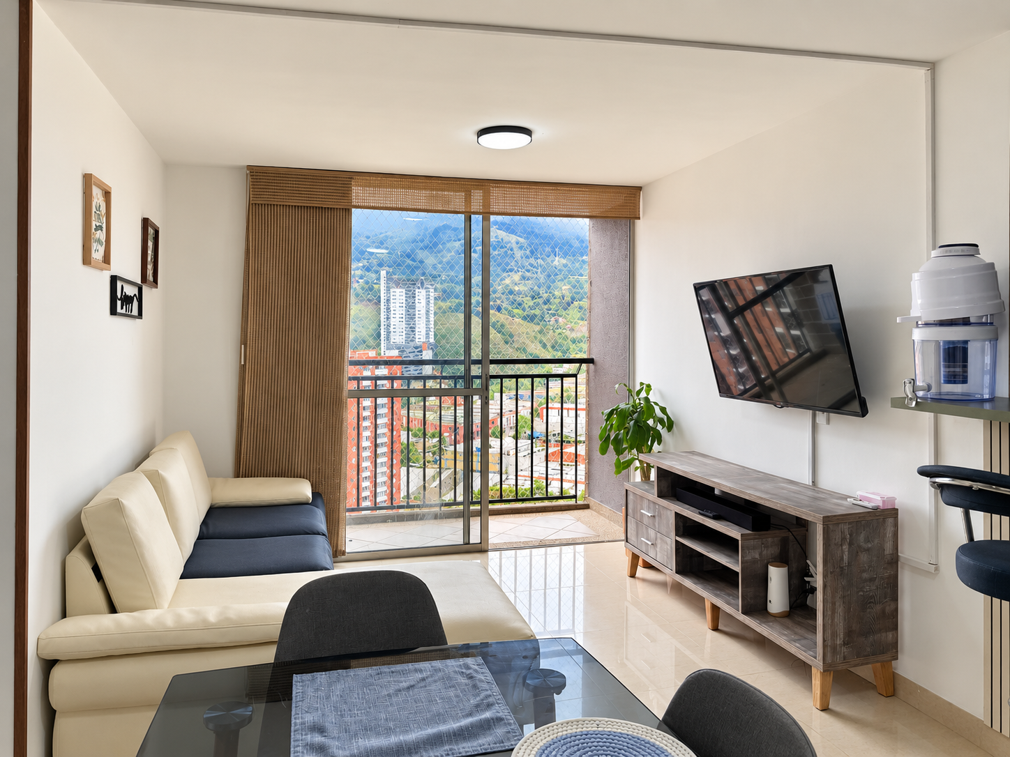 Apartamento amoblado en sabaneta, en avenida principal – con vista