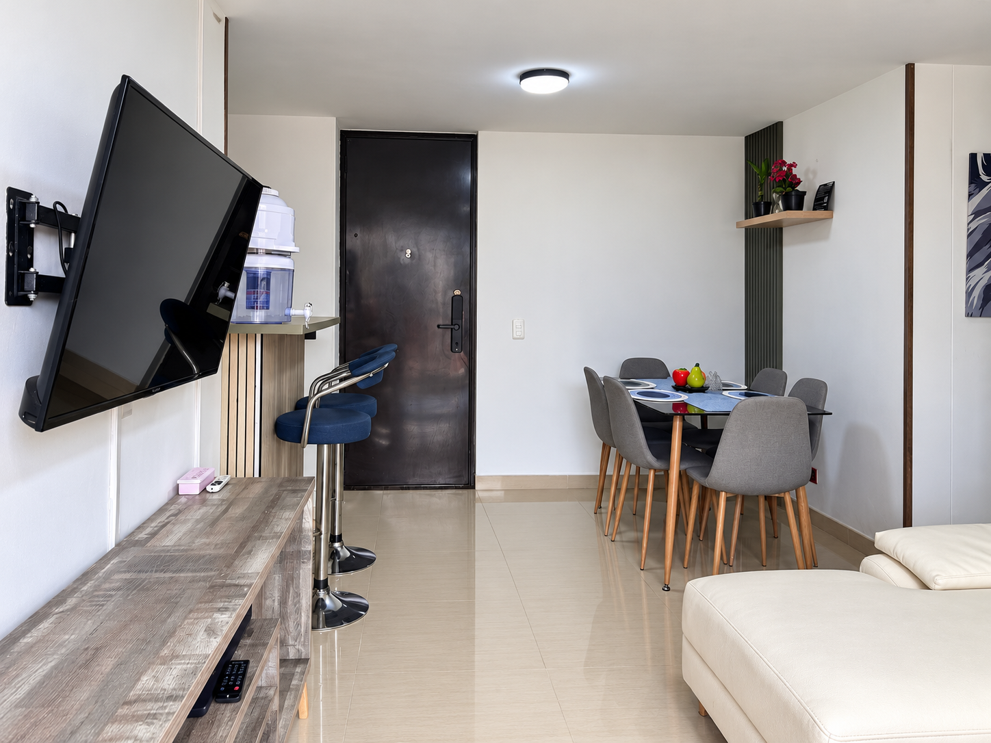 Apartamento amoblado en sabaneta, en avenida principal – con vista