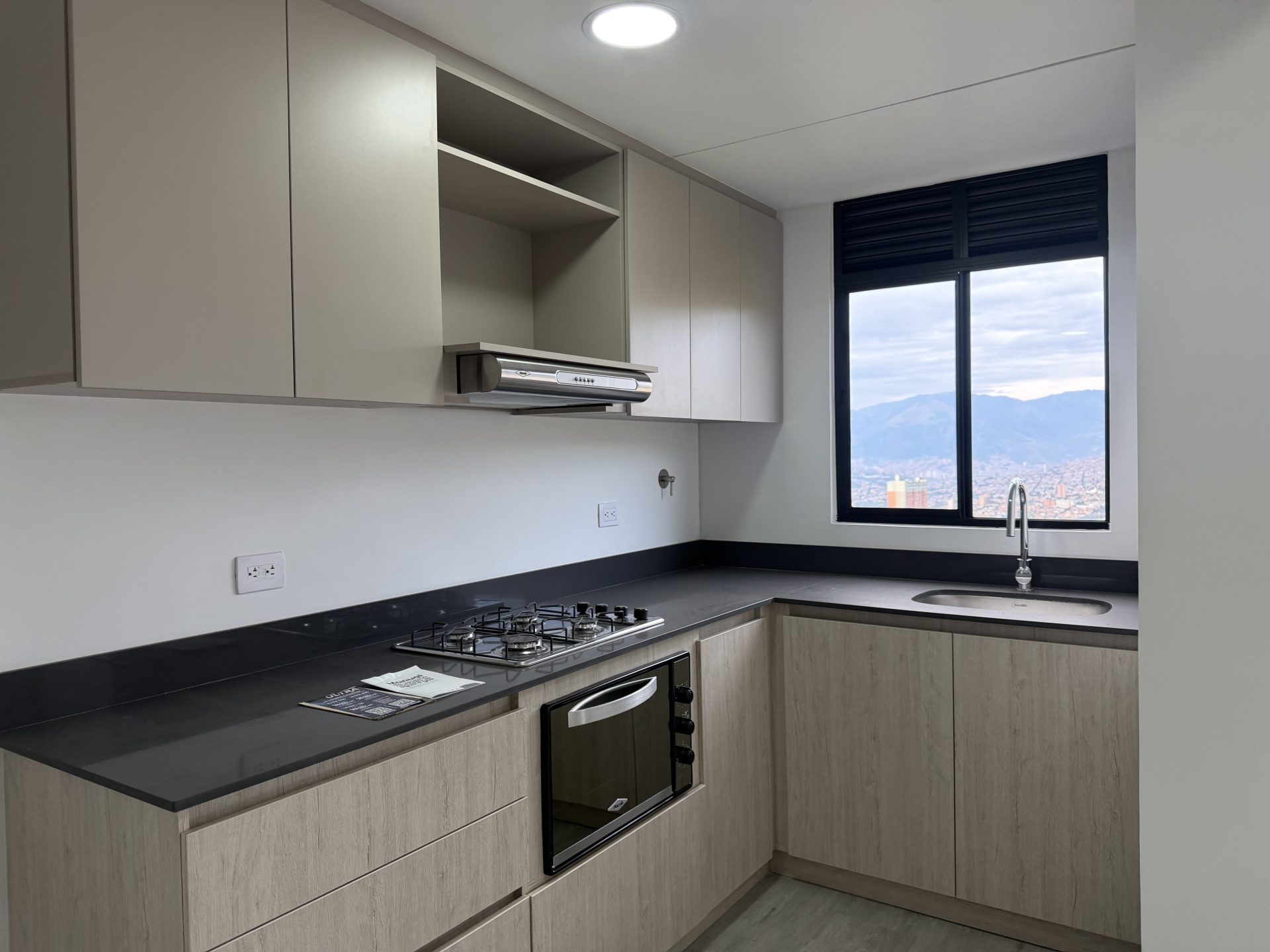 ARRIENDO OFICINA SECTOR LAS LOMAS- AV INFERIOR POBLADO