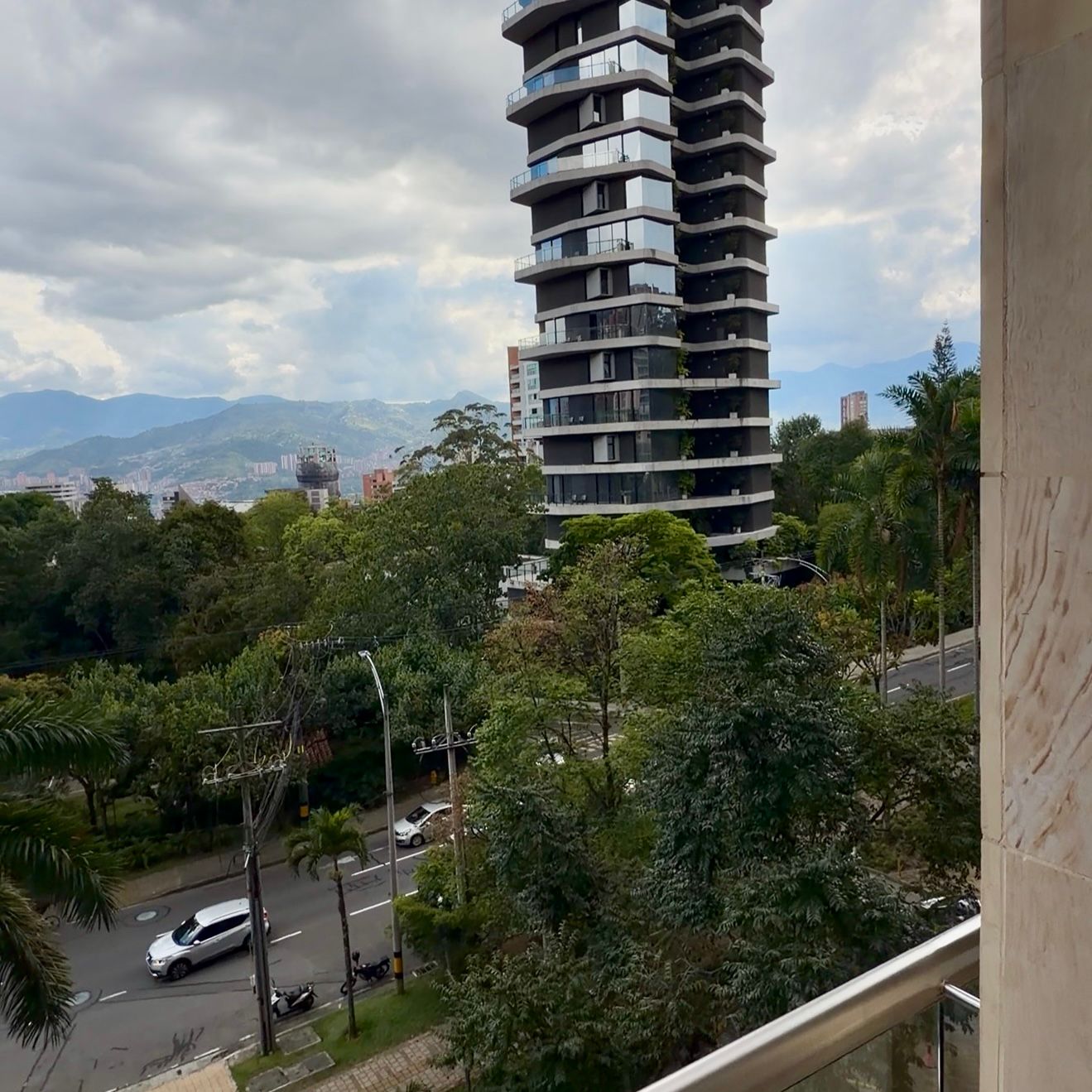 ARRIENDO OFICINA SECTOR LAS LOMAS- AV INFERIOR POBLADO