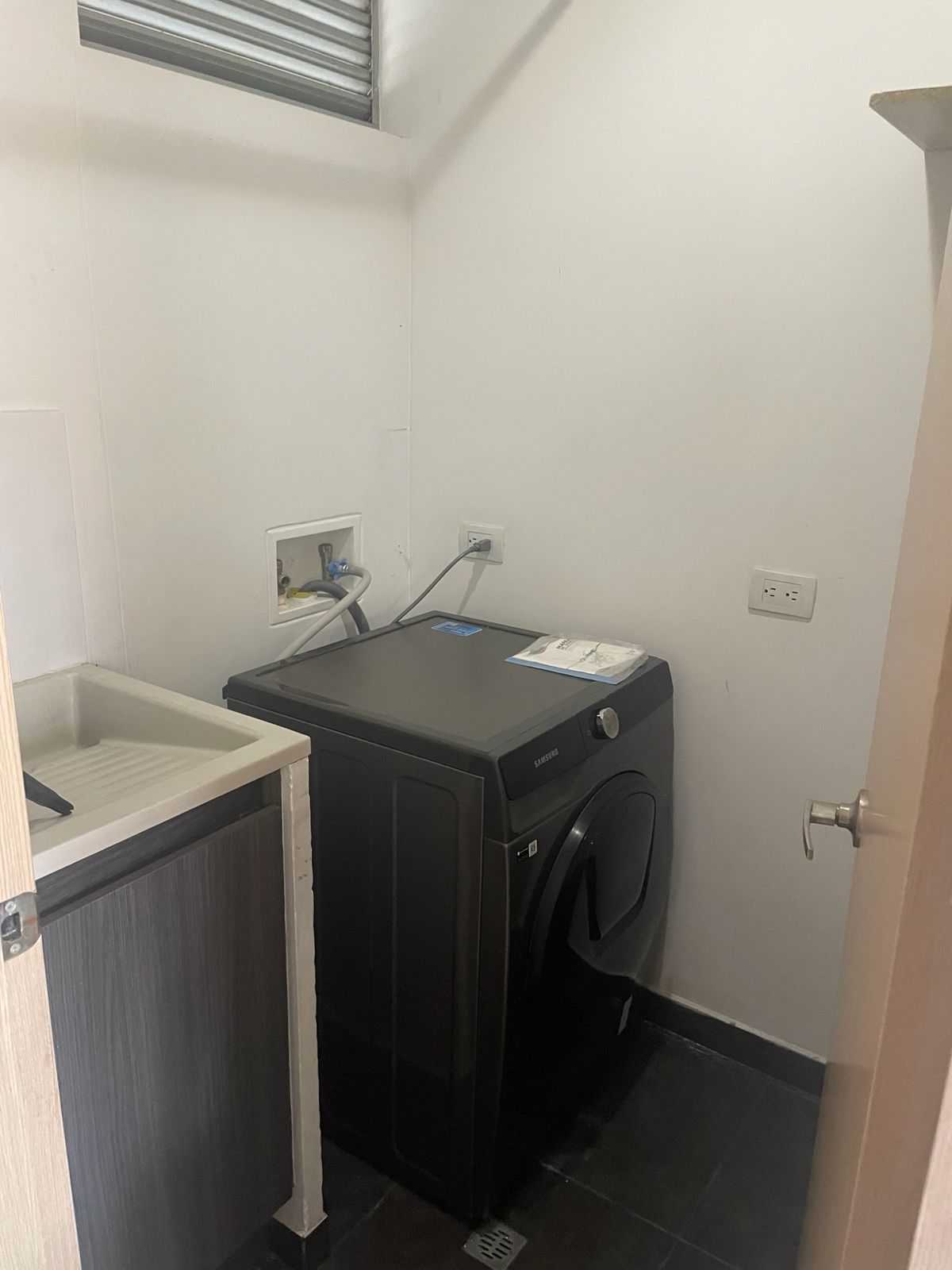 ARRIENDO APARTAMENTO AMOBLADO EN POBLADO – LOMA DE LOS GONZALEZ