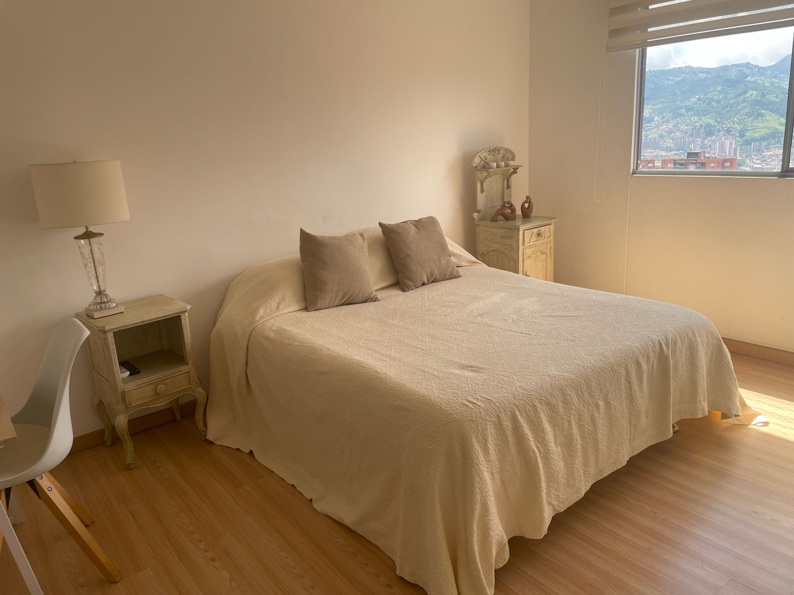ARRIENDO APARTAMENTO AMOBLADO EN POBLADO – LOMA DE LOS GONZALEZ