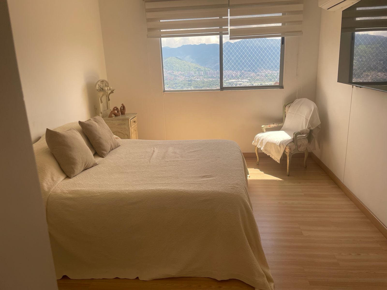 ARRIENDO APARTAMENTO AMOBLADO EN POBLADO – LOMA DE LOS GONZALEZ