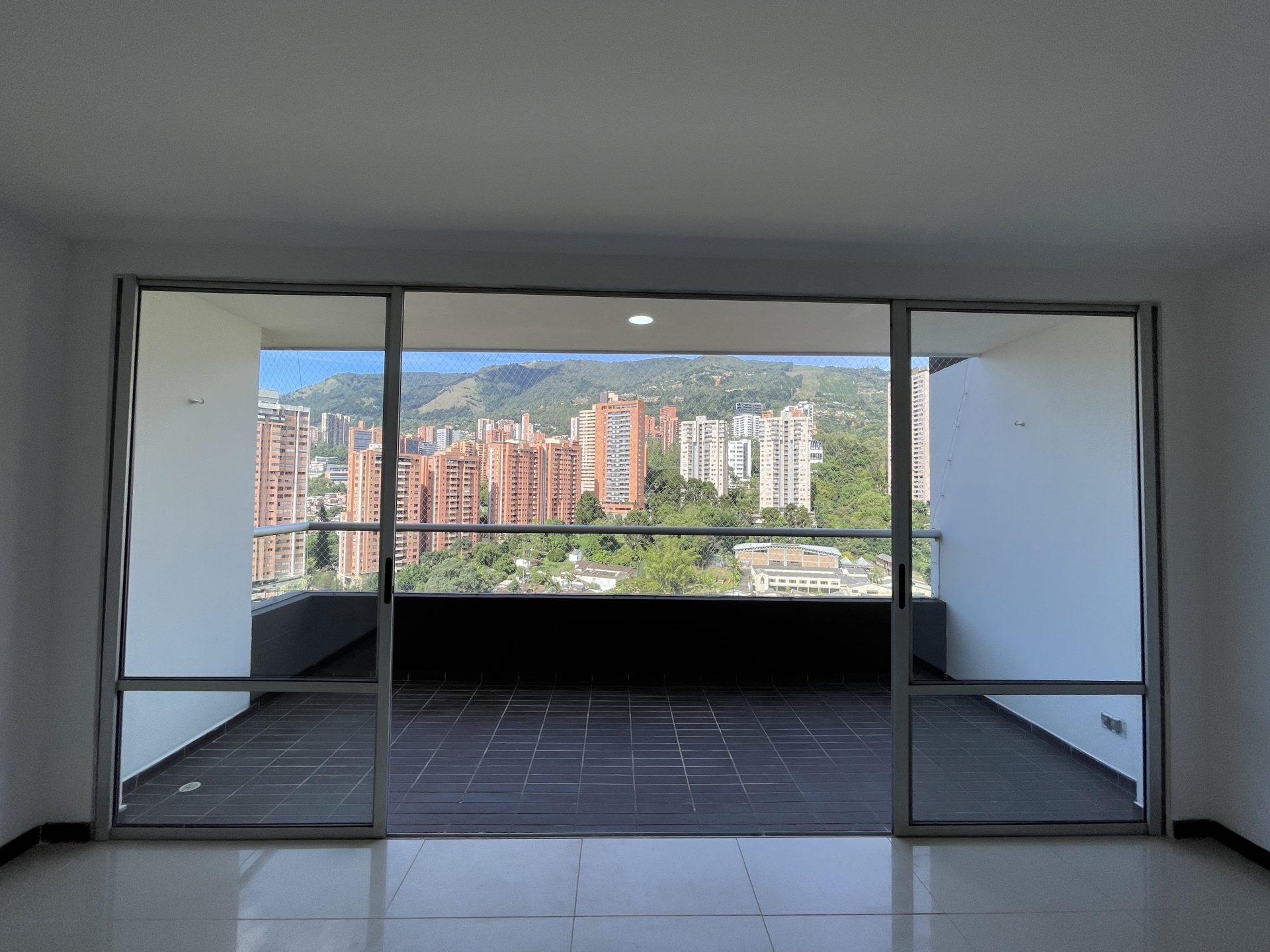 EN ARRIENDO APARTAMENTO EN EL POBLADO SECTOR LOS BALSOS