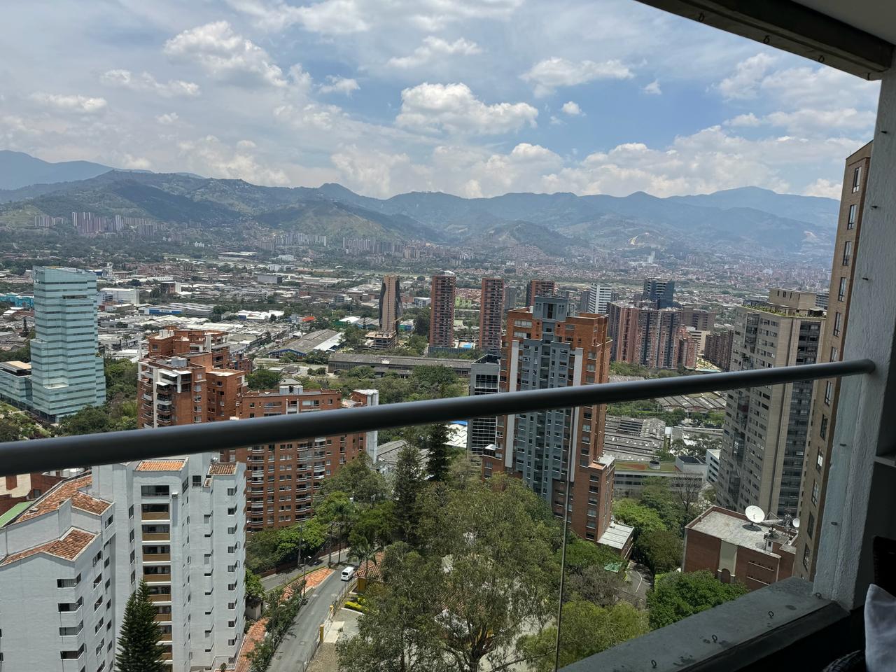 EN ARRIENDO APARTAMENTO AMOBLADO EN EL POBLADO MEDELLÍN COLOMBIA