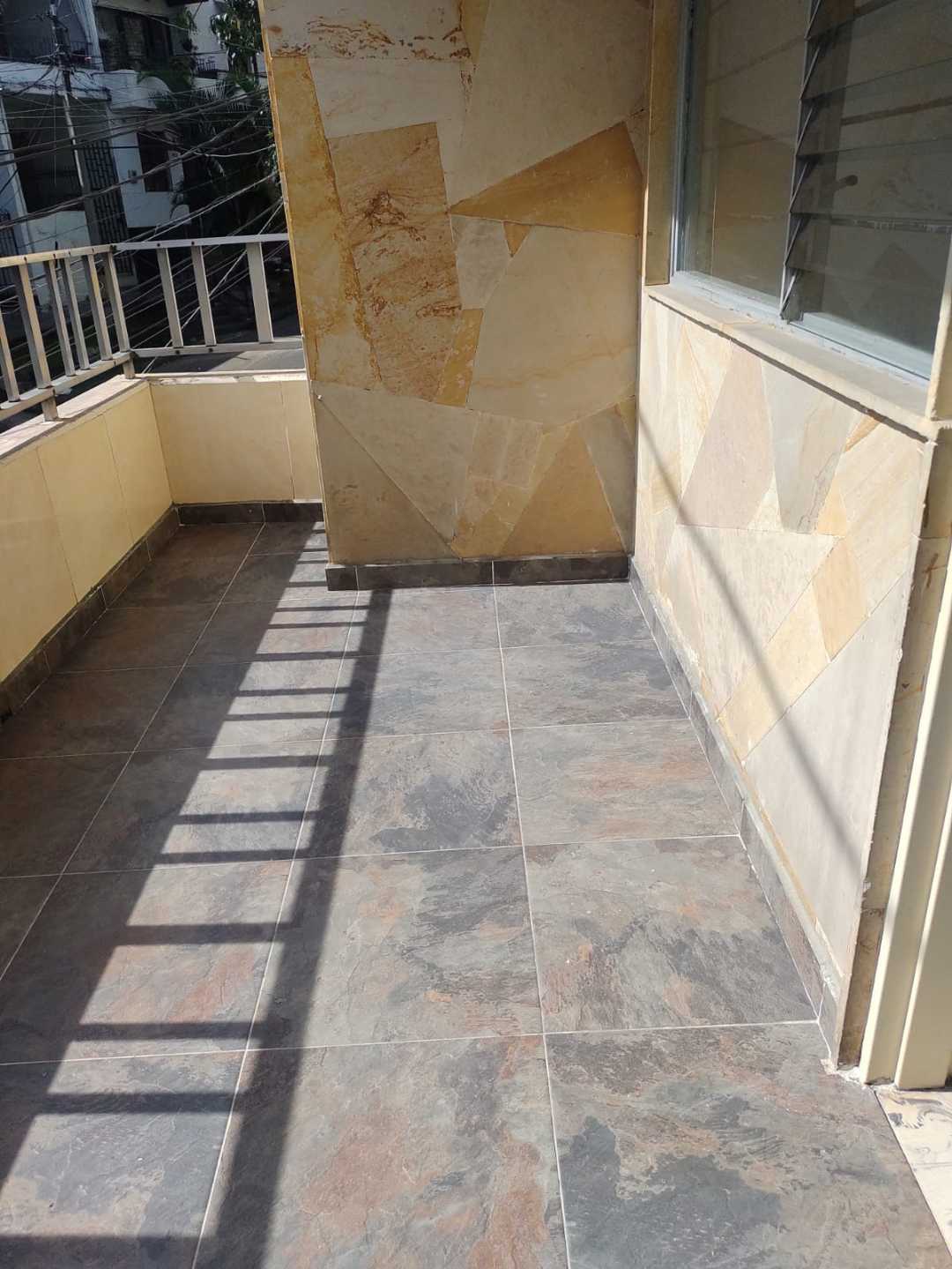 Arriendo Apartamento tercer piso barrio San Diego